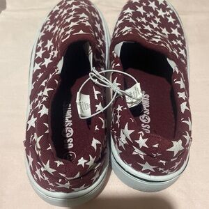 US Sports girls canvas slip on size 3 burgundy with white stars